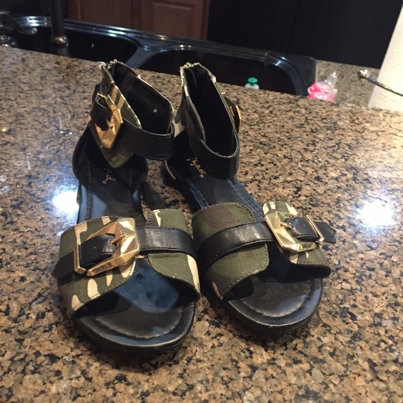 Cameo sandals