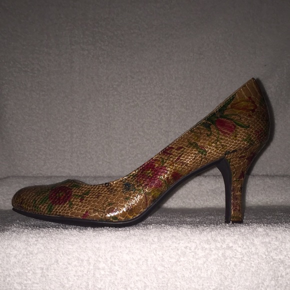 Chinese Laundry Tan Floral Print Pumps