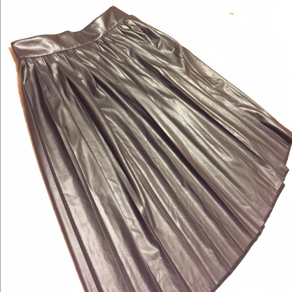 Zara Woman pleated flirty black skirt. Size M