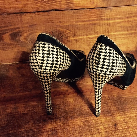 💃🎉Retro Glam Host Pick🎉 Houndstooth high heels! - Picture 3 of 4