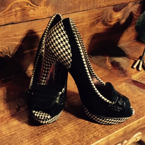 💃🎉Retro Glam Host Pick🎉 Houndstooth high heels! - Picture 4 of 4
