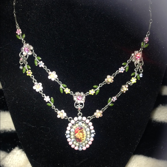 HOLD HOLD Victorian necklace gorgeous!