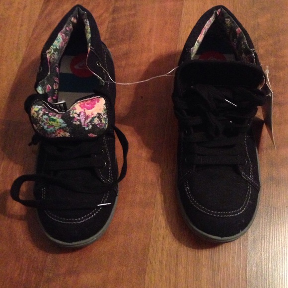 Black Roxy Tennis shoes