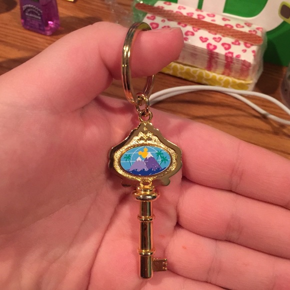 AUTHENTIC DISNEY VACATION CLUB MEMBER KEY KEYCHAIN