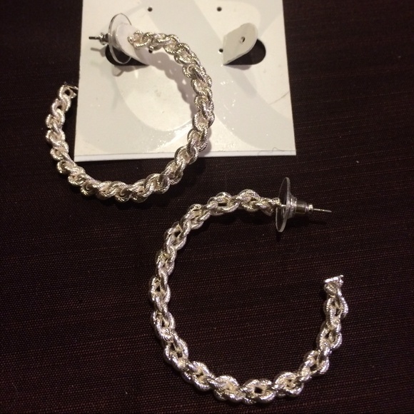 Silver chains design earrings.sold