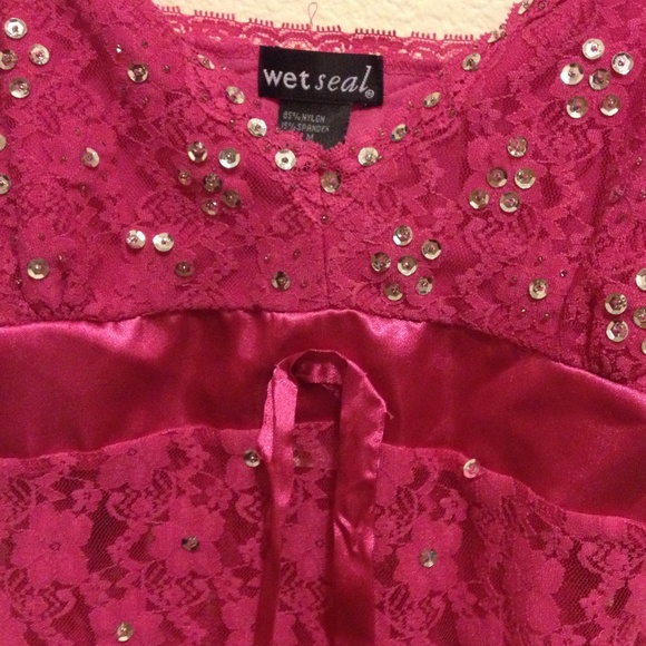 Cute hot pink top.. M but fits like a small - Picture 2 of 3