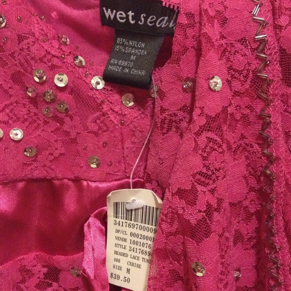 Cute hot pink top.. M but fits like a small - Picture 3 of 3