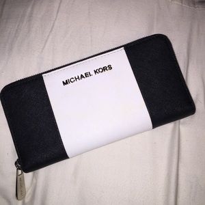 💯 authentic black & white michael kors wallet