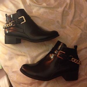 Boots with chains