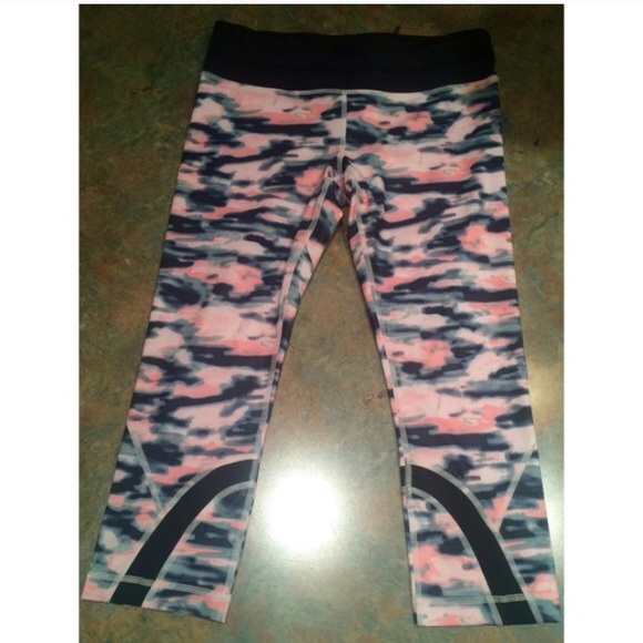 BNWOT Lululemoj crop pants