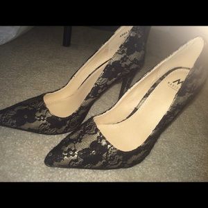 BLACK LACE PUMPS NWOT