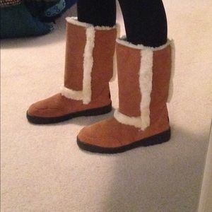Ugg Sundance II, never worn.