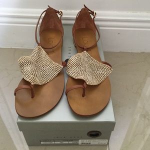 Lola Cruz (2) left foot sandals.