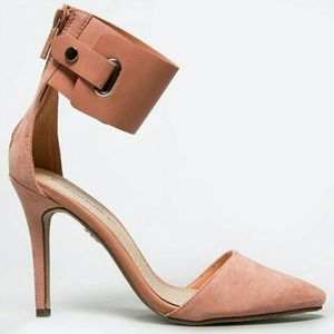 Chic ankle cuff  Beige heels!