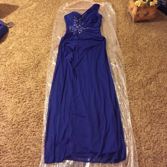 ❌SOLD ❌Gorgeous Royal Blue Formal Gown💙💙 - Picture 4 of 4