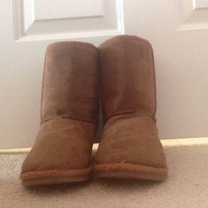 Brown ugg-like boots