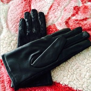 Laced leather gloves