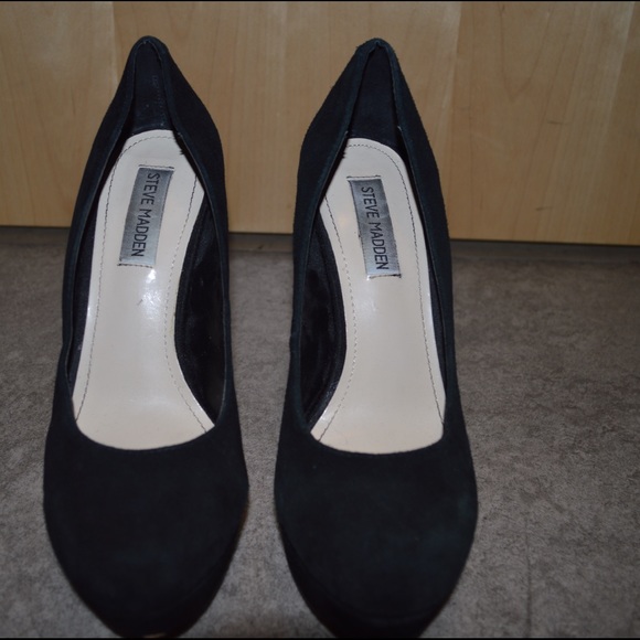 Steve Madden Black Suede Pumps!
