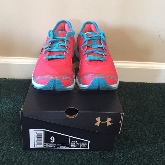 Under Armer tennis shoes