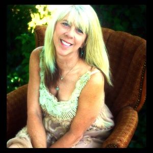 Meet this Poshmark seller 👠👛👖👗💖💄💜💗