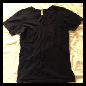 V-neck American Apparel basic black tee