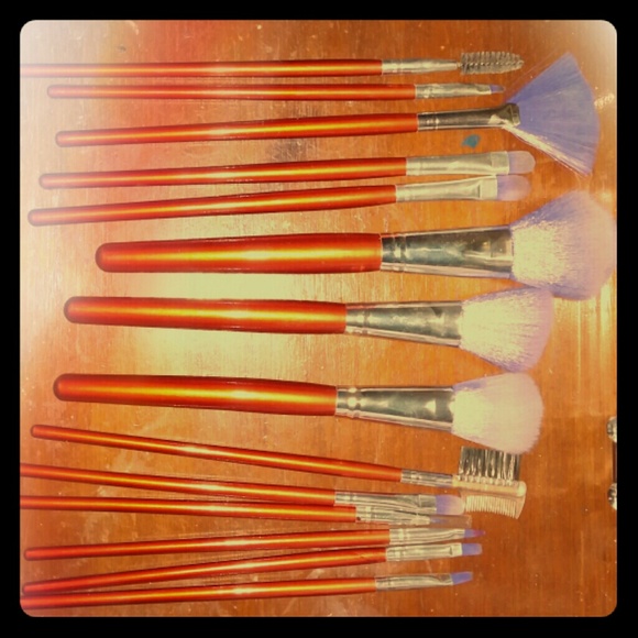 14 pc makeup brushes set. Orange/purple