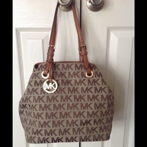 MK purse.. Excellent condition! Never used.