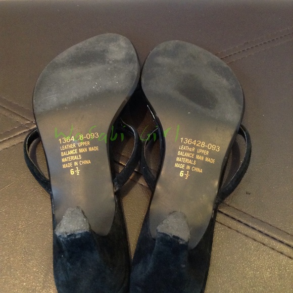 🚫SOLD IN BUNDLE🚫 Black Suede Kitten Heels - Picture 4 of 4