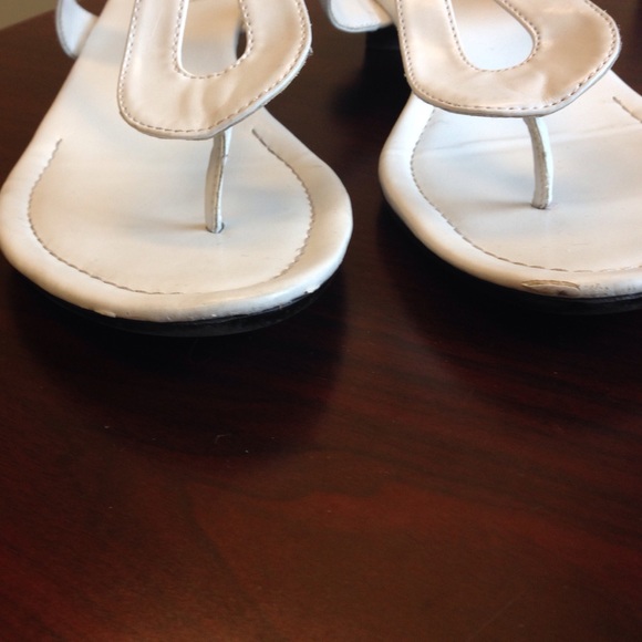 White Alfani thong sandals with a small heel. - Picture 2 of 4