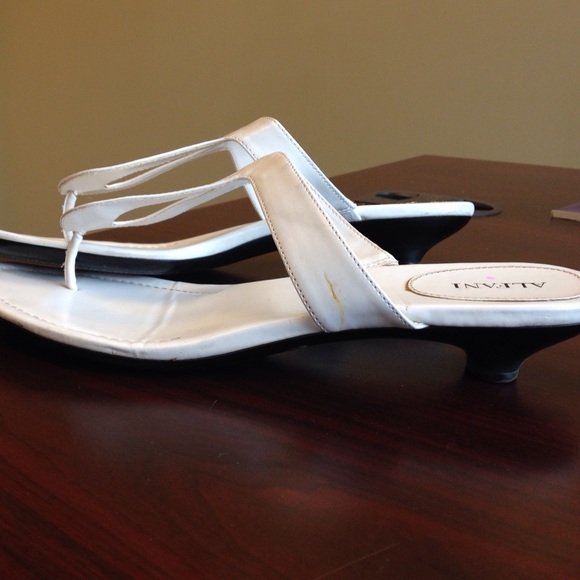 White Alfani thong sandals with a small heel. - Picture 3 of 4