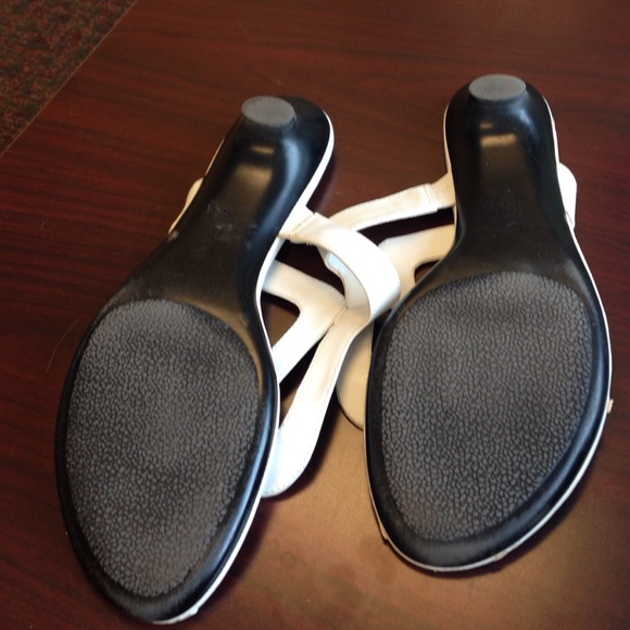 White Alfani thong sandals with a small heel. - Picture 4 of 4