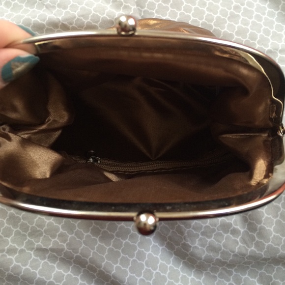 Forever 21 Gold expandable clasp purse - Picture 3 of 4
