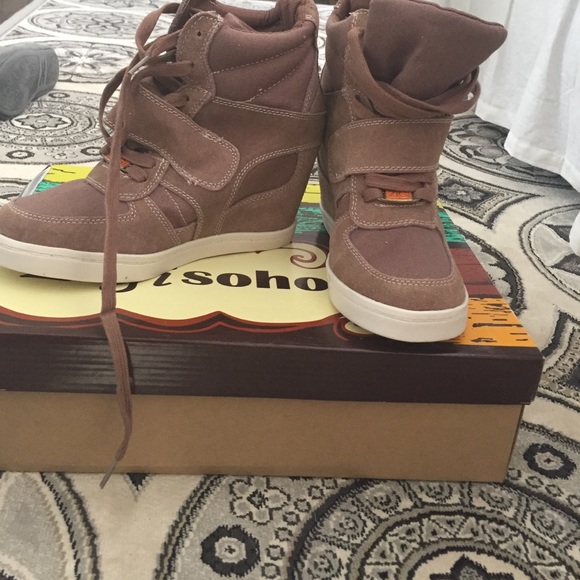 Wedge tan sneakers