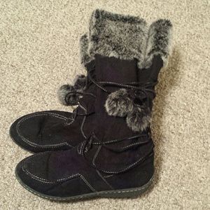 Black boots with fur