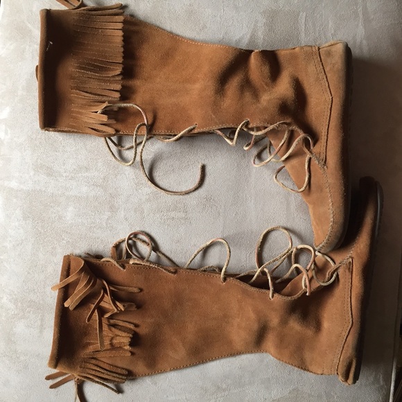 Minnetonka chestnut brown moccasin boots