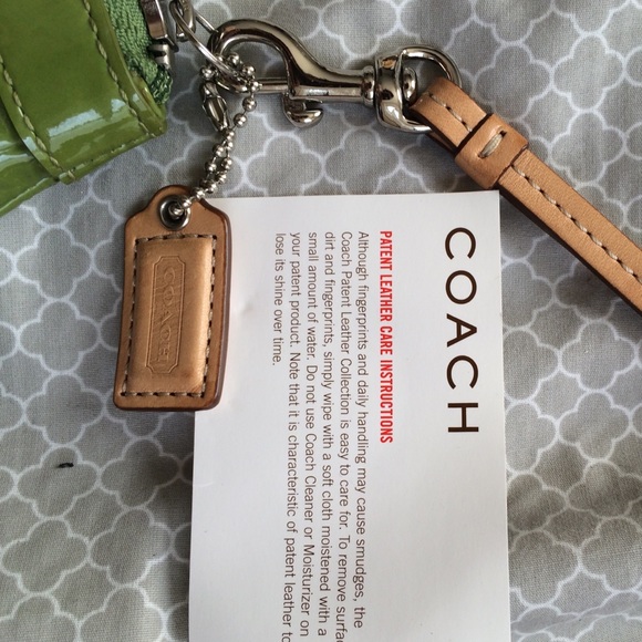 Shiny green leather Coach clutch wallet - Picture 3 of 4