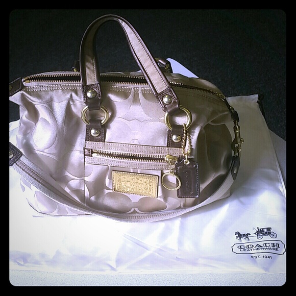 Nearly new Coach purse!!