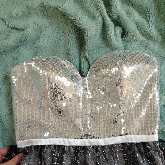 Gorgeous prom dress!! - Picture 2 of 4