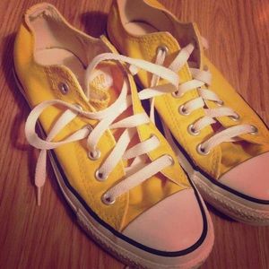 Cute yellow converse! 💛