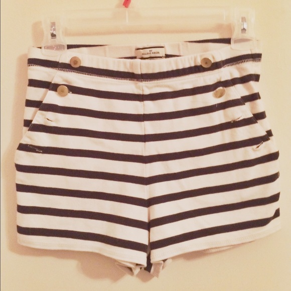 High-waisted navy/white striped n' stretchy shorts