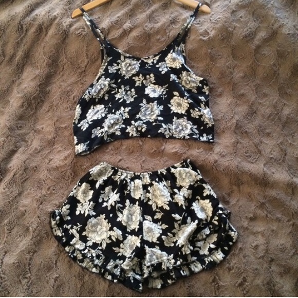 Brandy Melville Tops - Brandy Melville Crop Top
