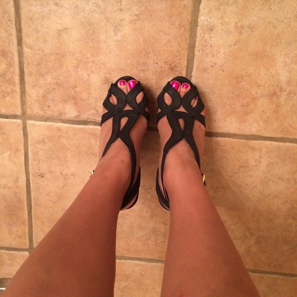 3 for $15 🥳 Black Strappy Platforms - Picture 3 of 4