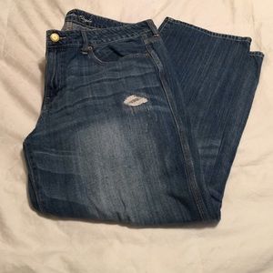 16 American Eagle cropped jeans. Medium wash.