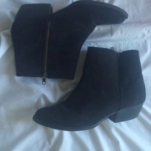 CHELSEA BOOTS