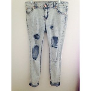 Ripped acid wash skinny jeans
