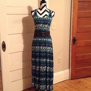 Maxi dress with adorable belt