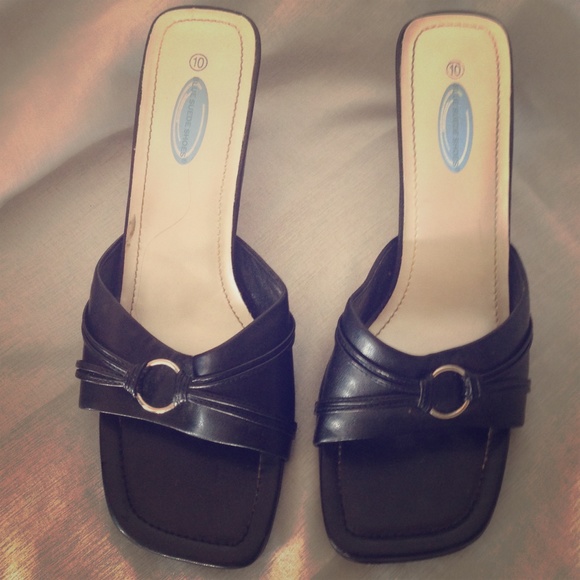 Adorable and comfy Black sandals!