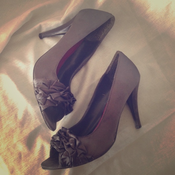 Gray satin peep toe pumps