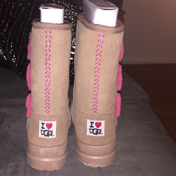 Women's I Heart Kisses Short Uggs Sz 7