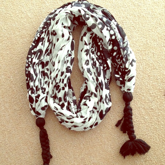 Black and white stole